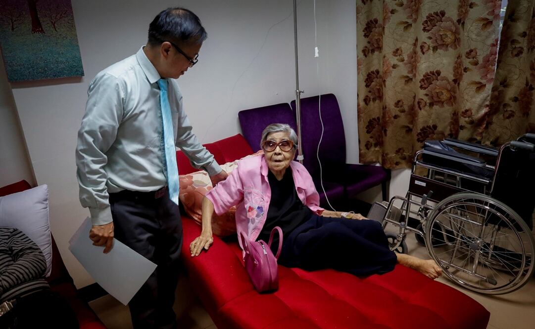 Una mujer es atendida por un médico por un dolor de espalda. Foto: Archivo EFE