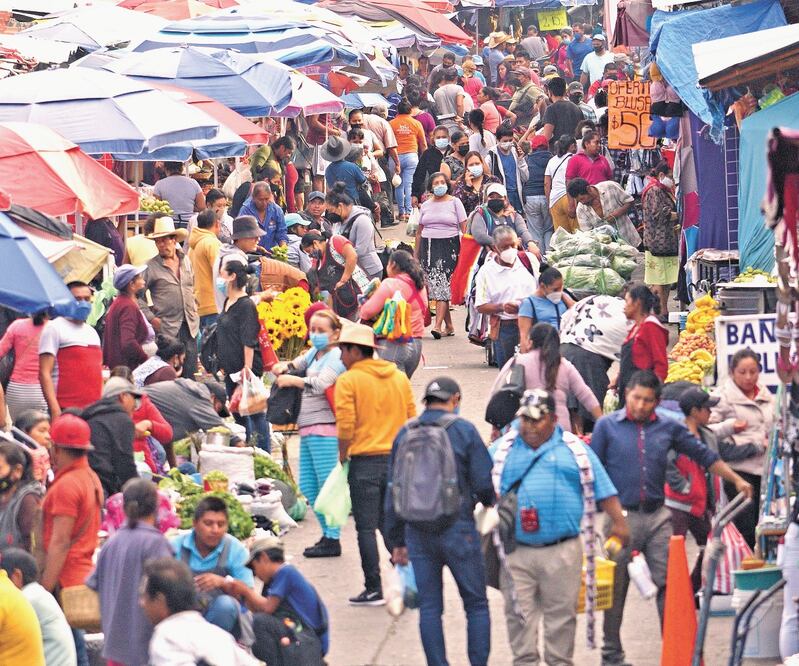 A pesar de las advertencias y recomendaciones sanitarias, cientos de personas desbordan el Mercado Baltazar Leyva de Chilpancingo. Foto: SALVADOR CISNEROS. EL UNIVERSAL