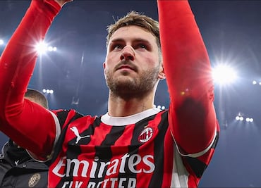 VIDEO: Santiago Giménez entra de cambio y anota dos goles en victoria del Milan sobre Bolonia