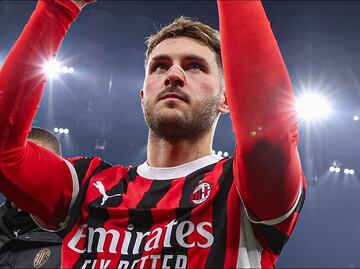 VIDEO: Santiago Giménez entra de cambio y anota dos goles en victoria del Milan sobre Bolonia