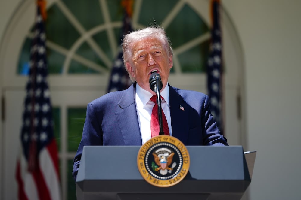 El presidente de Estados Unidos, Donald J. Trump, pronuncia un discurso en un acto que organiza para un grupo que incluye a Madres Estrella Dorada y Madres Ángel para conmemorar el Día de la Madre 2026, en el Jardín de las Rosas de la Casa Blanca en Washington. Foto: EFE