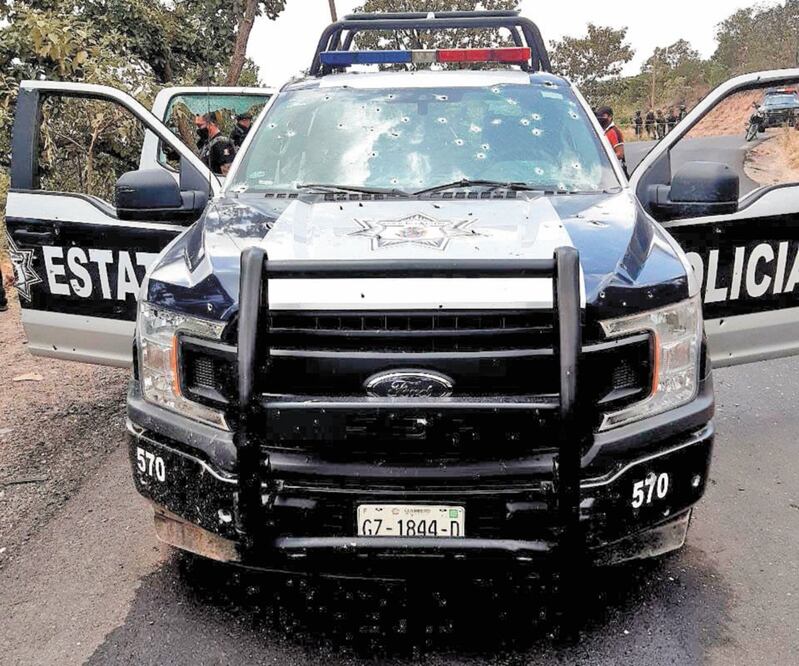 Agresión. Un presunto grupo criminal disparó contra dos patrullas; además de los muertos, cinco agentes estatales fueron heridos. Foto: ESPECIAL