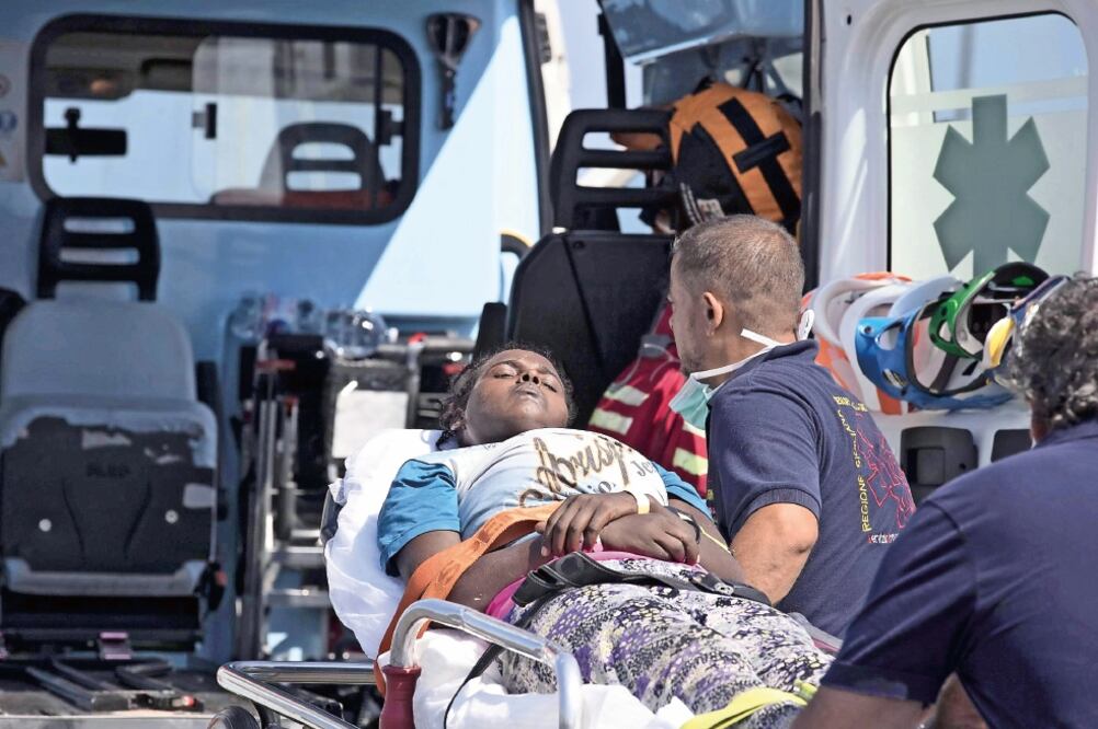 Asistencia. Mujeres y niños migrantes recibieron atención médica tras desembarcar en el puerto italiano de Pozzallo, en la isla de Sicilia. Foto: FRANCESCO RUTA. EFE