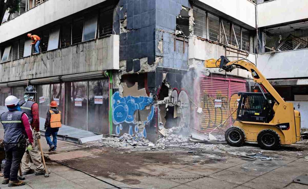 Este lunes inició la demolición de dos edificios ubicados en Fray Servando 172 y 174; los trabajos estarán supervisados por la Comisión para la Reconstrucción y el Instituto de Seguridad para las Construcciones. Foto: Hugo Salvador / EL UNIVERSAL