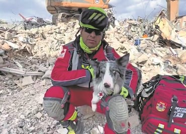 VIDEO: Conoce el momento en el que el perrito rescatista Balam, encontró una persona bajo los escombros en Turquía