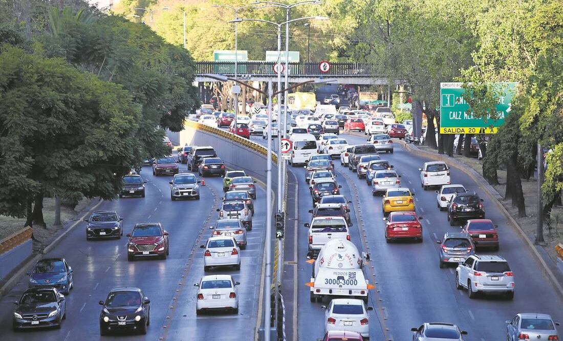 En la Ciudad de México los ingresos por el cobro de tenencia han ido a la baja, lo atribuyen a la migración de autos a otros estados sin ese impuesto. Foto: Valente Rosas/ EL UNIVERSAL.