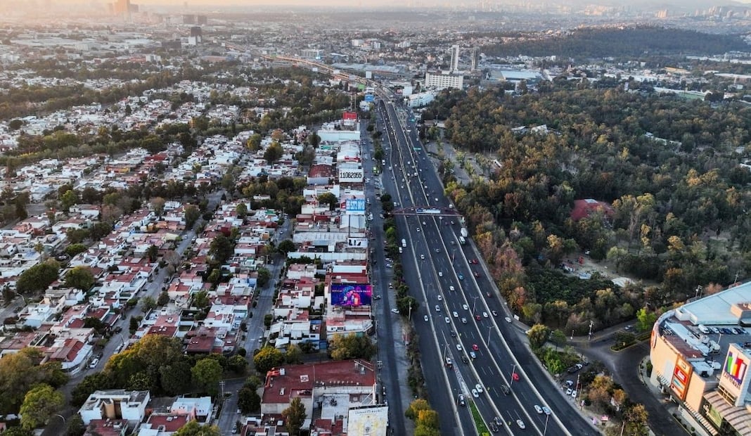 Aplican tecnología láser en rehabilitación de 108 km del Periférico Norte; modernizan obra con maquinaria de alta precisión. Foto: Especial