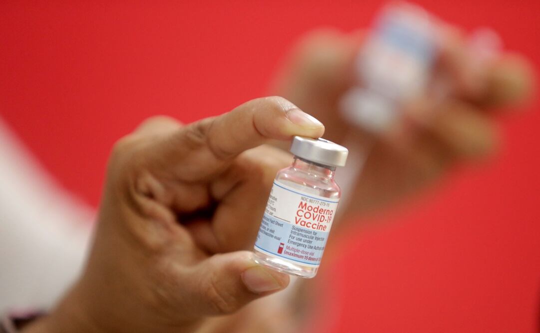 Las farmacéuticas Asofarma y Moderna prevén que la vacuna anticovid Spikevax, que fue aprobada para ser comercializada en México, llegue al país a finales de la semana que viene. Foto: EFE