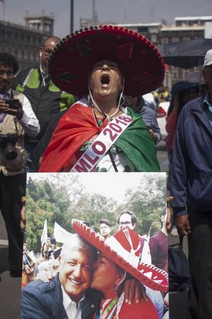López Obrador, una estrella de rock en las calles de México
