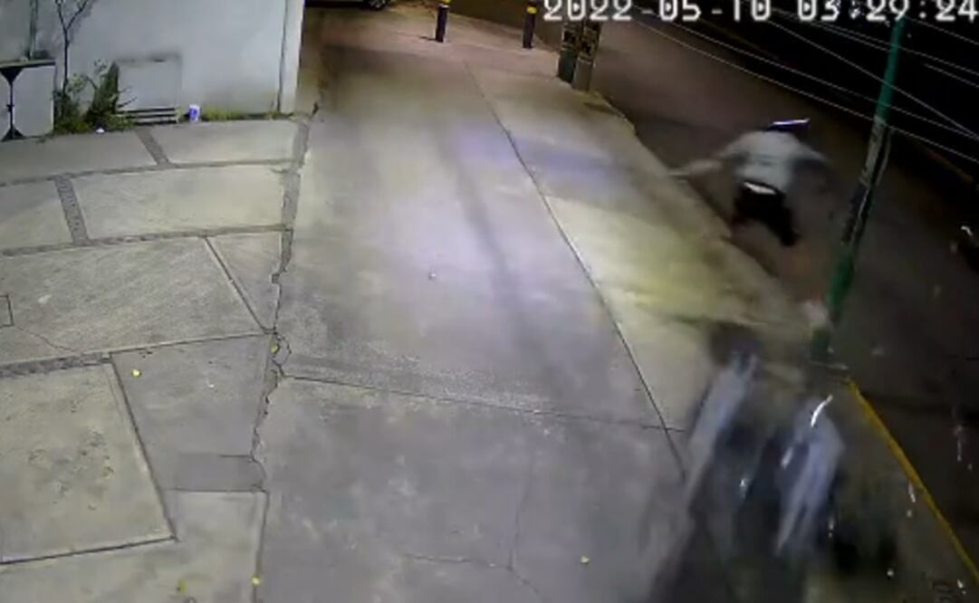 Tras el impacto el cuerpo salió proyectado. Foto:Tomada de video