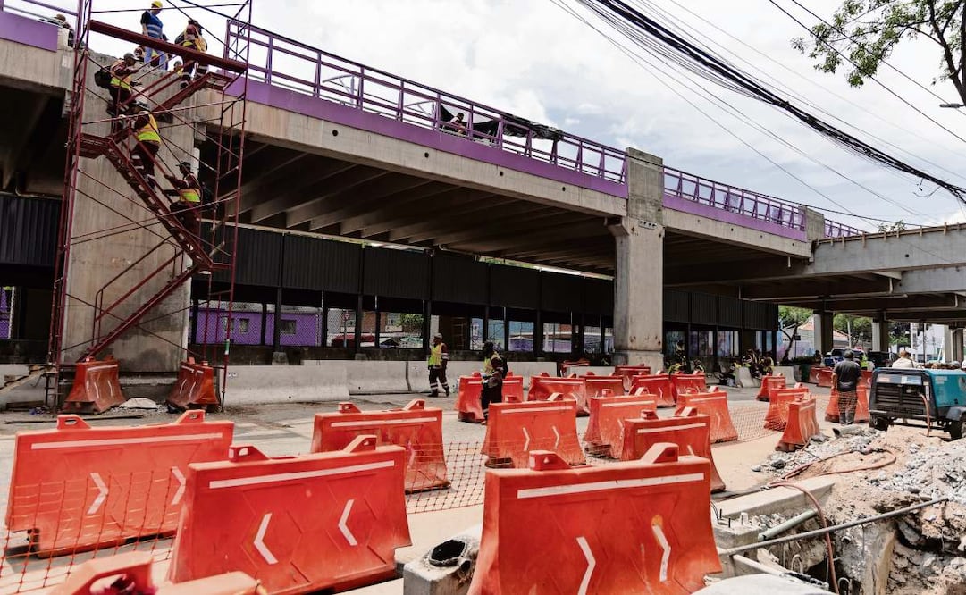El Parque Elevado, en la entrada en Plaza Tlaxcoaque, trabajadores pintaron los barandales con el color morado. Foto: HUGO SALVADOR/EL UNIVERSAL
