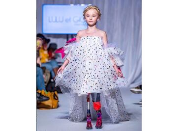 Conoce a Daisy-May Demetre, la niña amputada que desfilará en las semanas de la moda de NY y de París