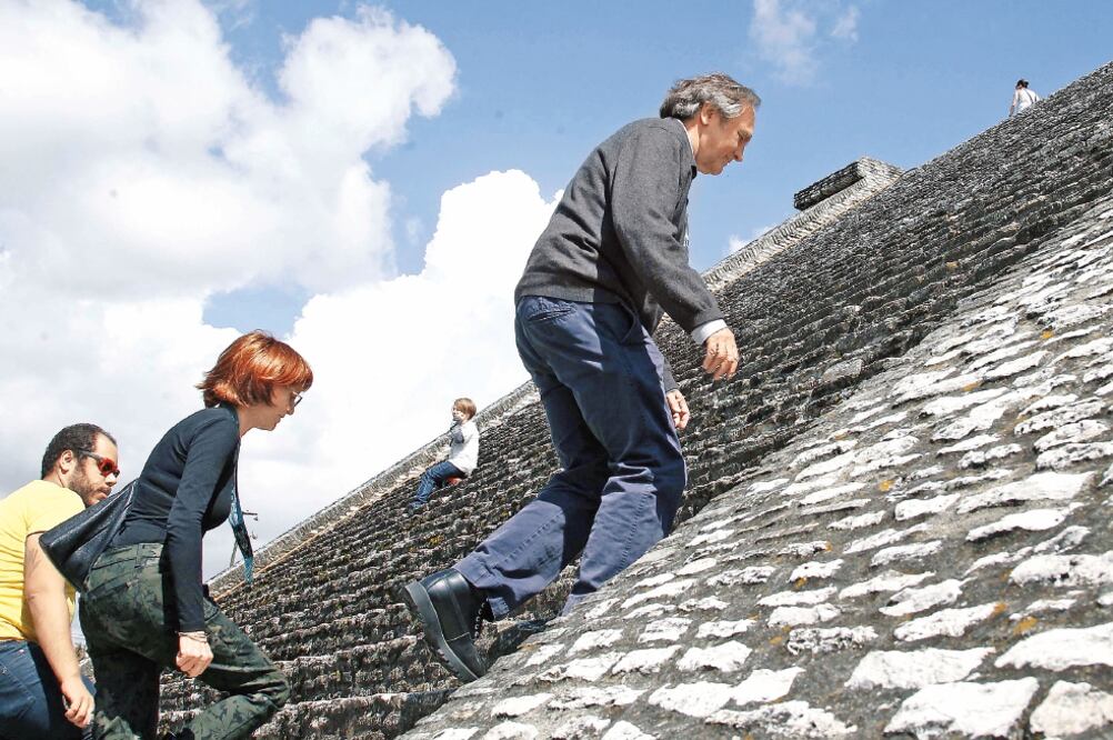 JOE DANTE. El creador de Gremlins asistió al recorrido acompañado por su esposa. Saboreó y compró chapulines y fue uno de los que se animó a subir por la escalinata de la pirámide a pesar del calor. FOTOS: ARIEL OJEDA. EL UNIVERSAL