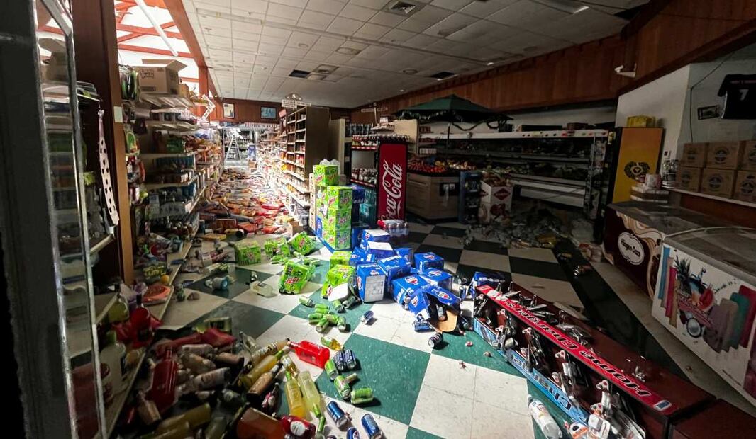 Productos caen al suelo dentro de un super después de un terremoto de 7 grados en California. Foto: AP