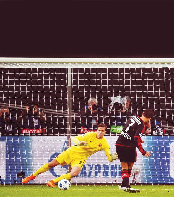 El delantero mexicano del Bayer Leverkusen marcó su gol 100 desde los 11 pasos a los 4 minutos del juego (FEDERICO GAMBARINI. EFE)