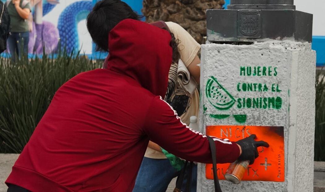 Manifestantes realizaron pintas en su paso por avenida Paseo de la Reforma durante la marcha del 25N en el marco del Día Internacional de la Eliminación de la Violencia contra las Mujeres. Foto: Osmar Alvarado /EL UNIVERSAL