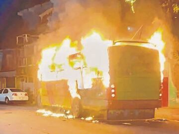 Hallan 9 cuerpos en tres taxis y un camión en Guerrero