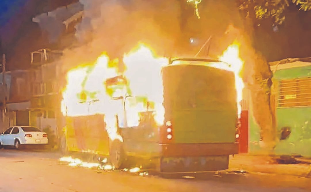 La noche del sábado se reportó en Acapulco el incendio de un camión de transporte público que cubría la ruta Centro-Vacacional. En su interior se encontraron cinco cuerpos, tres hombres y dos mujeres, con impactos de bala. Foto: Especial