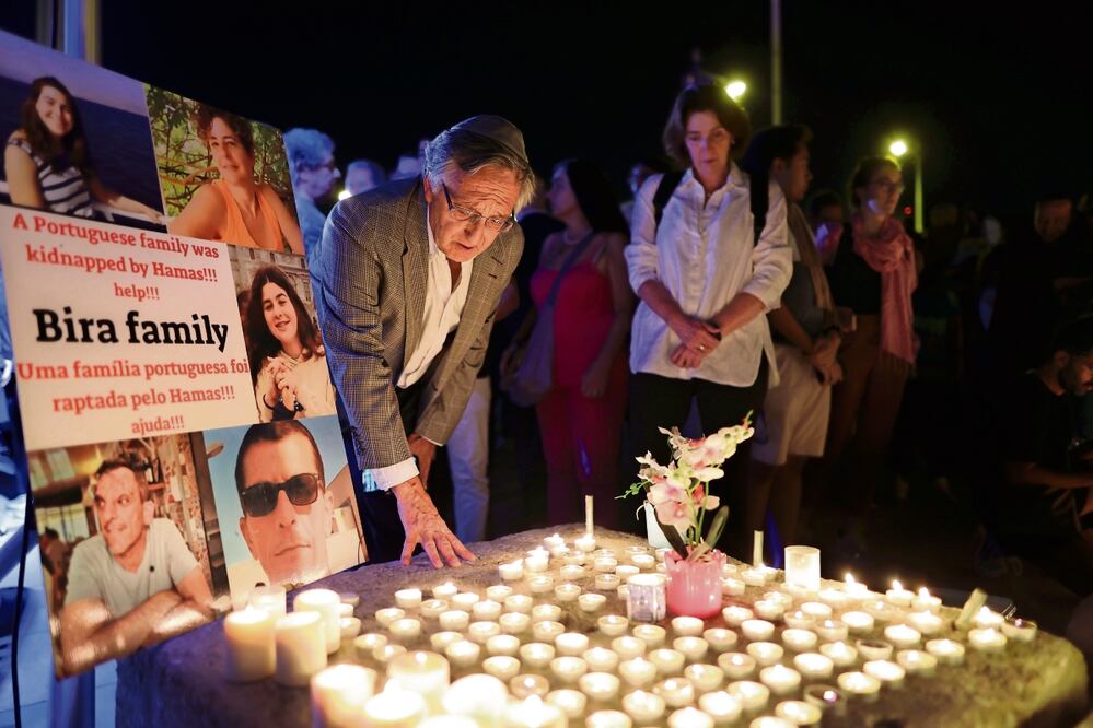 Personas encienden velas durante una vigilia por Israel organizada por la Comunidad Judía de Lisboa, en la capital de Portugal el 10 de octubre pasado. Foto: Filpe Amorim | EFE