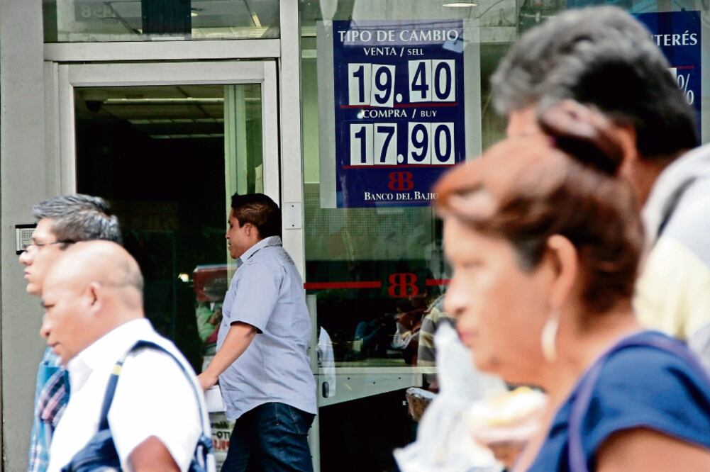 Aunque fluctuó en diversos precios durante el viernes, el dólar menudeo ganó 52 centavos frente al peso y terminó la semana en $19.25 por unidad (YADIN XOLALPA. EL UNIVERSAL)