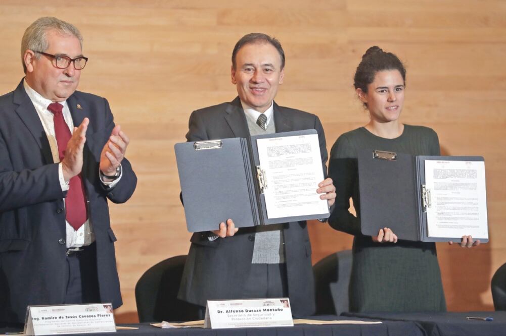 Alfonso Durazo, secretario de Seguridad y Protección Ciudadana (centro), y Luisa María Alcalde, secretaria del Trabajo y Previsión Social, firmaron el convenio de colaboración para las becas. (LUIS CORTÉS. EL UNIVERSAL)