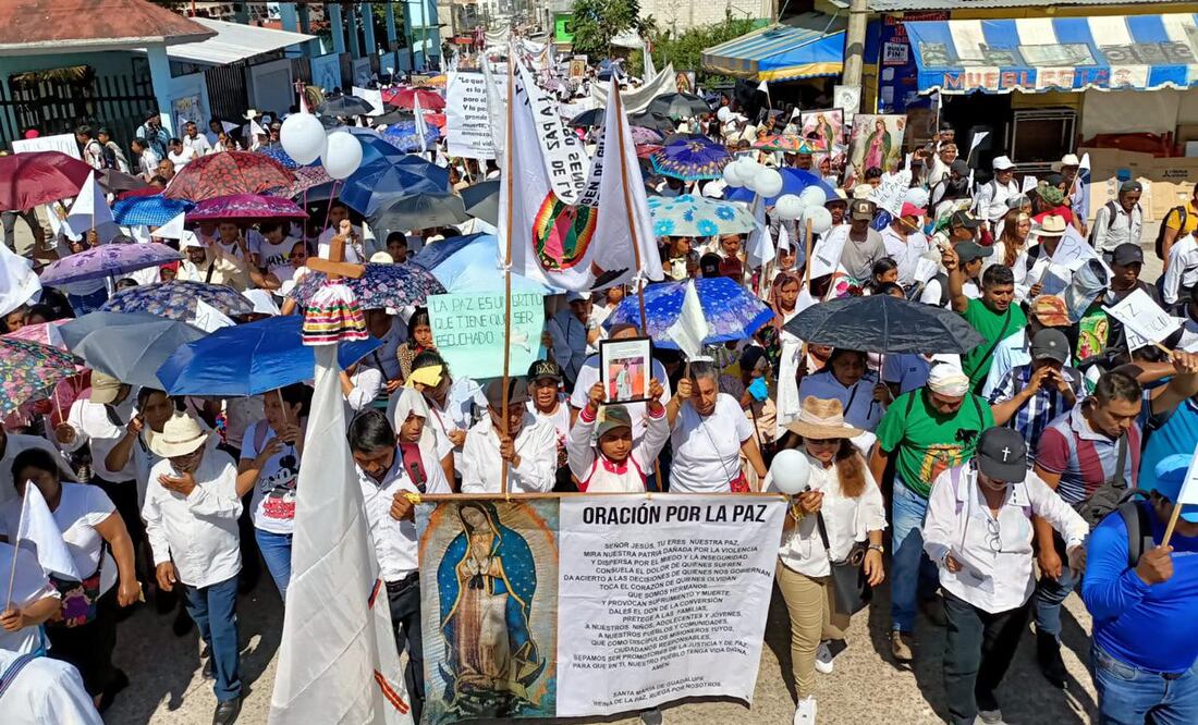 Alrededor de 3 mil fieles católicos, con pancartas, cartulinas y fotografías del párroco Marcelo Pérez, caminaron por las principales calles de Ocosingo, para pedir justicia por la paz en las comunidades de Chiapas. (Foto: cortesía)