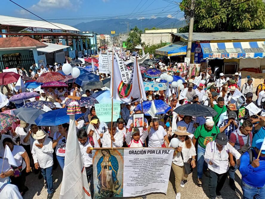 Alrededor de 3 mil fieles católicos, con pancartas, cartulinas y fotografías del párroco Marcelo Pérez, caminaron por las principales calles de Ocosingo, para pedir justicia por la paz en las comunidades de Chiapas. (Foto: cortesía)