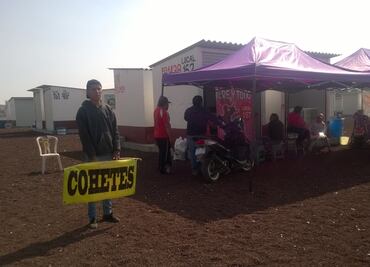 Comerciantes de San Pablito venden pirotecnia por catálogo