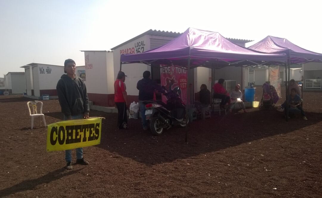 Algunos comerciantes decidieron abrir sus locales y llevan a los clientes por los productos a la zona de La Saucera, donde sí está permitida la venta de pirotecnia (FOTO: ESPECIAL)