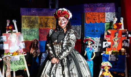 Brugada se viste de Catrina con motivo del Día de Muertos: "que la luz de las velas ilumine sus caminos"