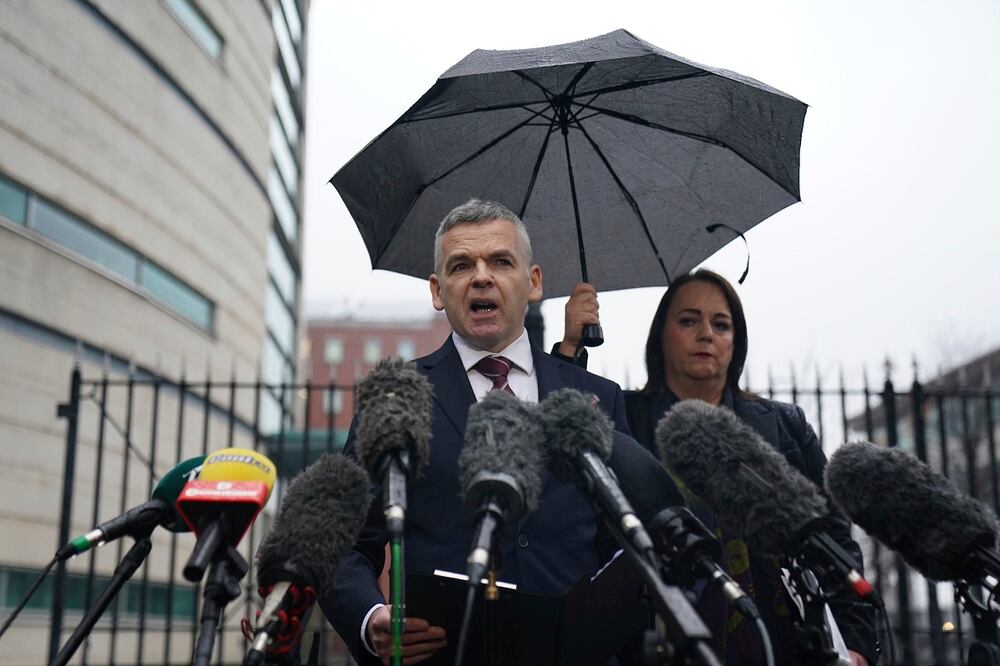 El comisario jefe de detectives, Eamonn Corrigan, del Servicio Policial de Irlanda del Norte, y Catherine Kierans, del Servicio de la Fiscalía de ese país, hablan a los medios afuera del Tribunal de la Corona de Belfast tras el encarcelamiento del prolífico depredador en línea, Alexander McCartney, por un mínimo de 20 años, tras declararse culpable de 185 acusaciones relacionadas con 70 menores, el viernes 25 de octubre de 2024. Foto: AP