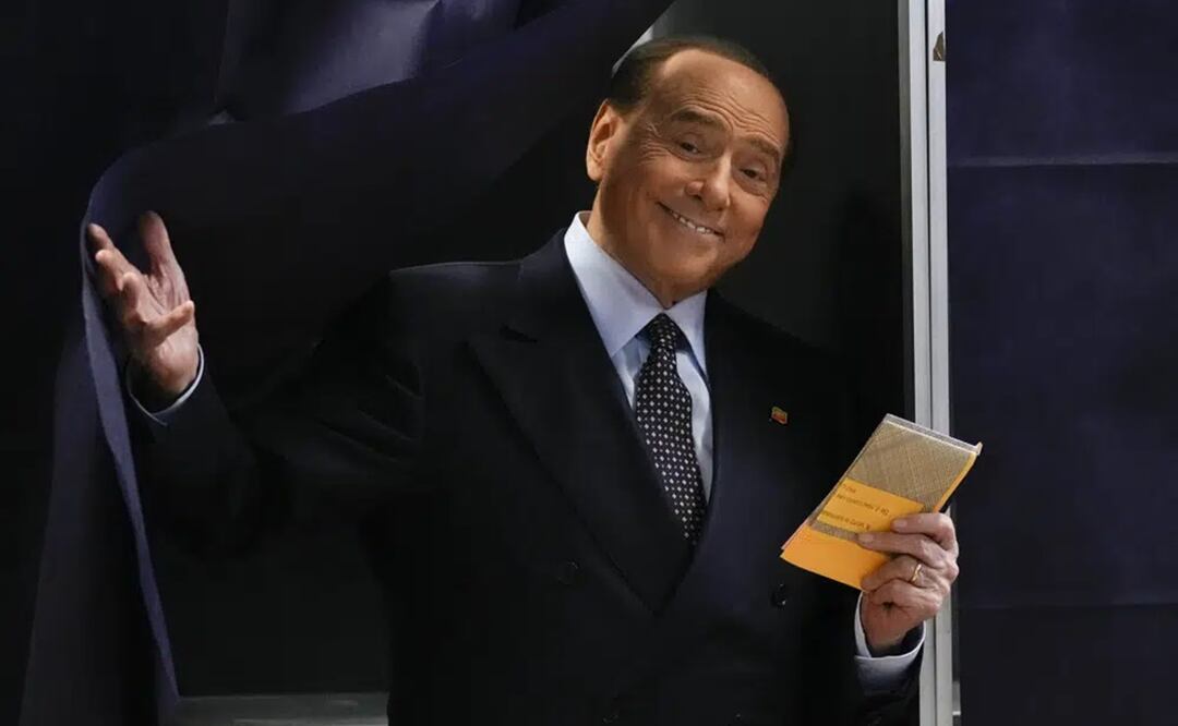 Silvio Berlusconi, líder del partido populista de centroderecha Forza Italia, sale de una cabina de votación, en Milan, Italia. Foto: AP