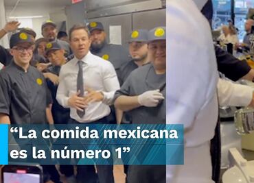 Hasta Mark Wahlberg prefiere la comida mexicana, lo captan regalando tequila en restaurante