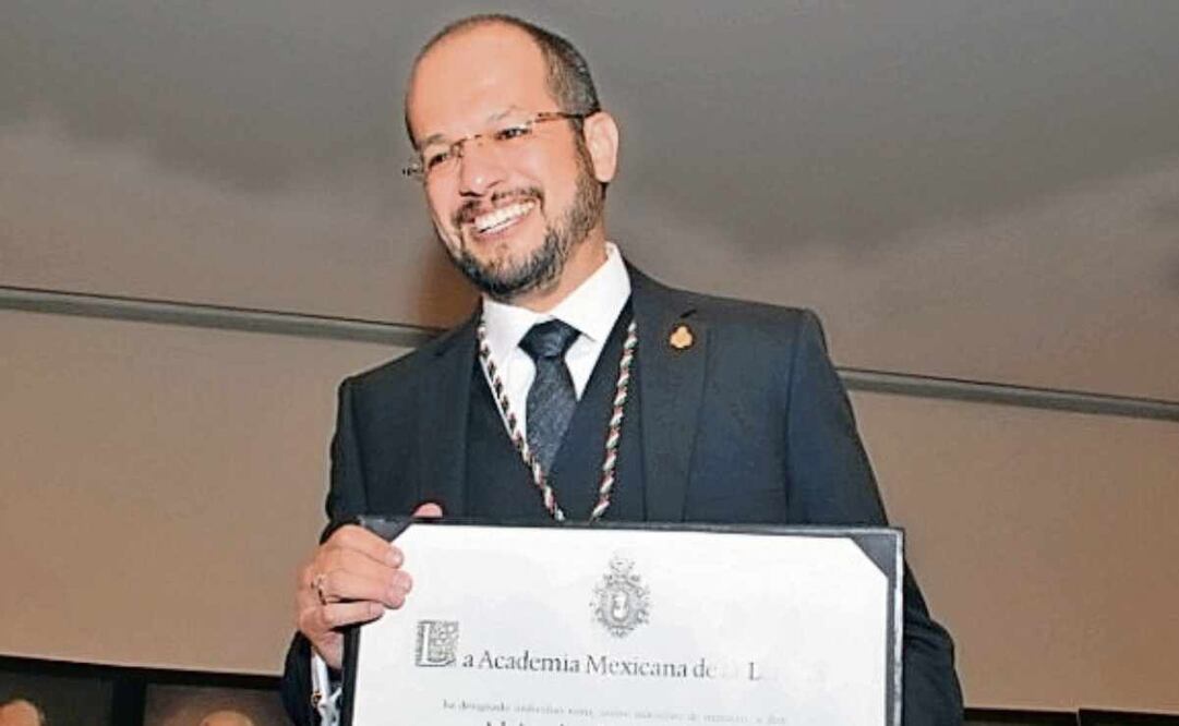 Alejandro Higashi trabaja en un libro divulgativo sobre la poesía. Foto: Academia Mexicana de la langua