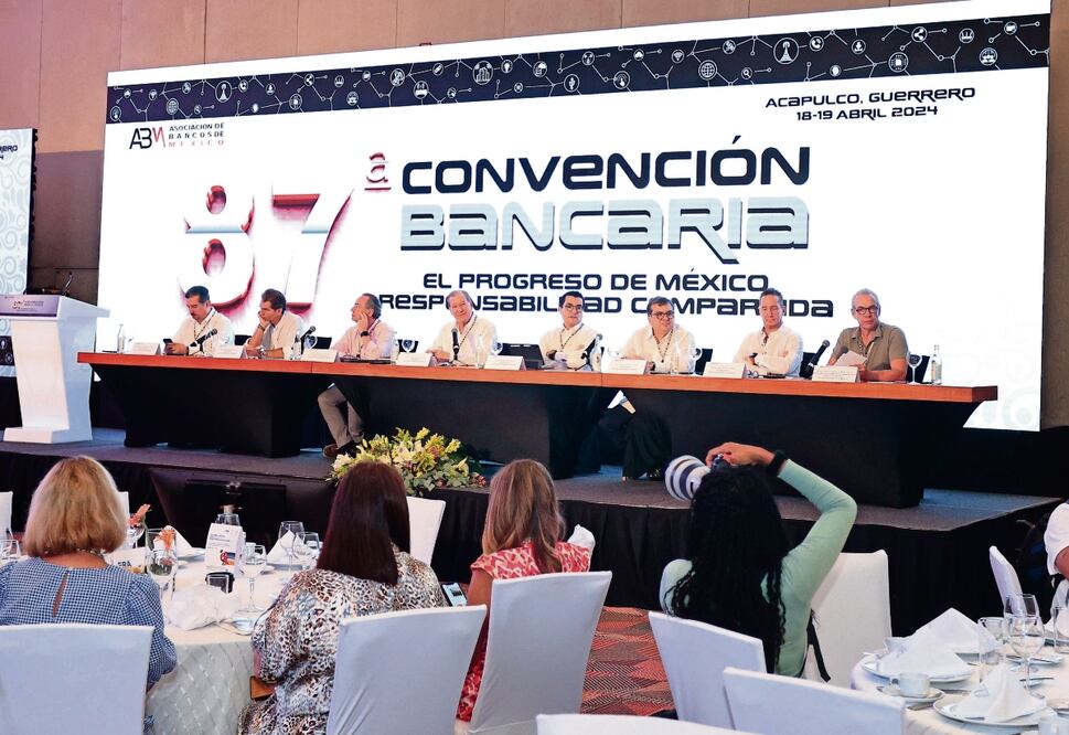 Directivos de bancos, durante la inauguración de la convención en Acapulco, advirtieron del “ruido político” por la coincidencia electoral en México y Estados Unidos. Foto: de David Guzmán. EFE