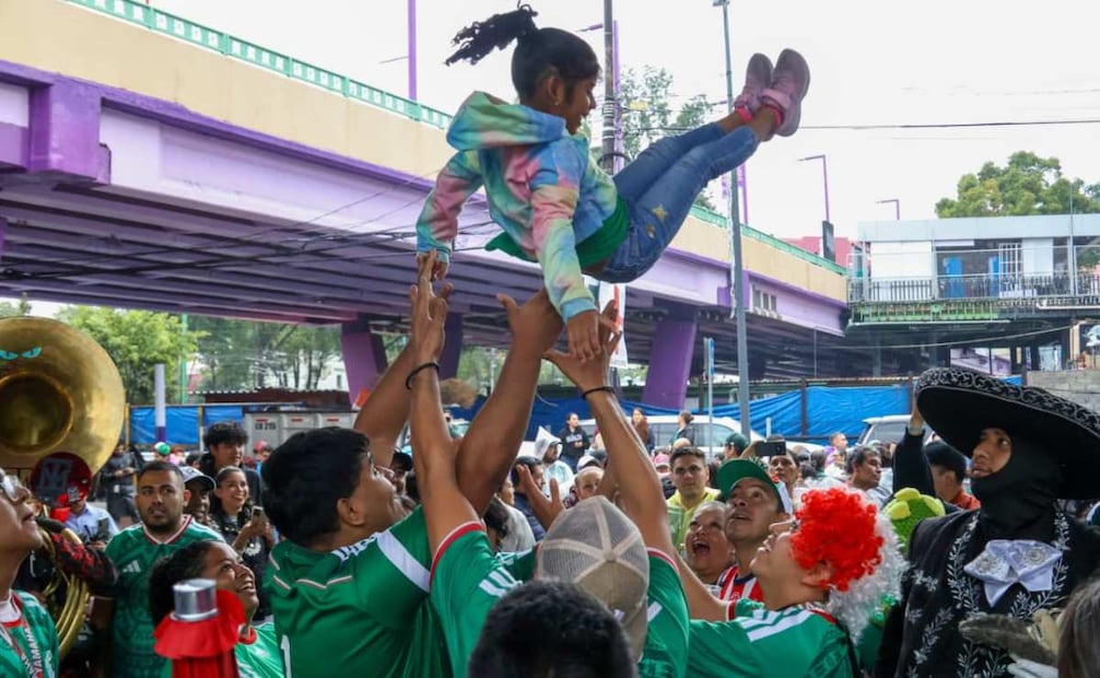 Aficionados mexicanos afuera del Estadio Ciudad de México, antes del partido de futbol entre Inglaterra y México. Foto: Karla Guerrero / EL UNIVERSAL
