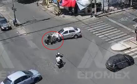 Video. Motociclistas son embestidos por auto al pasarse un alto en Naucalpan 