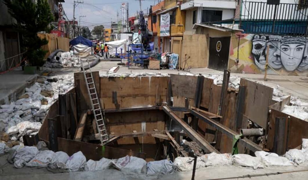 Trabajadores laboran las 24 horas del día en el socavón de 10 metros de diámetro y 9 de profundidad formado en Avenida 5, a la altura de Calle 4, colonia Renovación, en la alcaldía Iztapalapa, el jueves 25 de septiembre de 2025. Foto: Carlos Mejía /EL UNIVERSAL