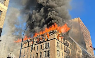 Fuerte incendio en edificio de viviendas de Nueva York deja al menos 3 personas heridas