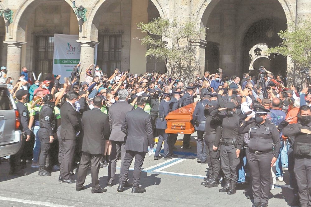 El pasado 18 diciembre, el exgobernador de Jalisco Aristóteles Sandoval Díaz fue asesinado en el bar Distrito 5 de Puerto Vallarta. Murió a los 46 años y su féretro fue recibido por decenas de personas en la ceremonia realizada en Palacio de Gobierno para