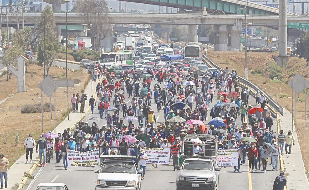 Cerca de 300 ejidatarios caminaron por Paseo Tollocan hasta la Plaza de Los Mártires de Toluca, paralizando la circulación. Foto: Jorge Alvarado. El Universal  