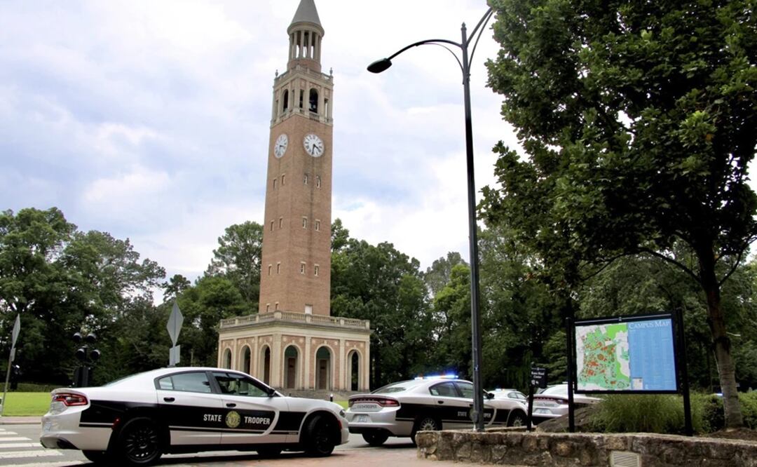 La policía responde a una denuncia de que había una persona armada en el campus de la Universidad de Carolina del Norte en Chapel Hill, 28 de agosto de 2023. Foto: AP