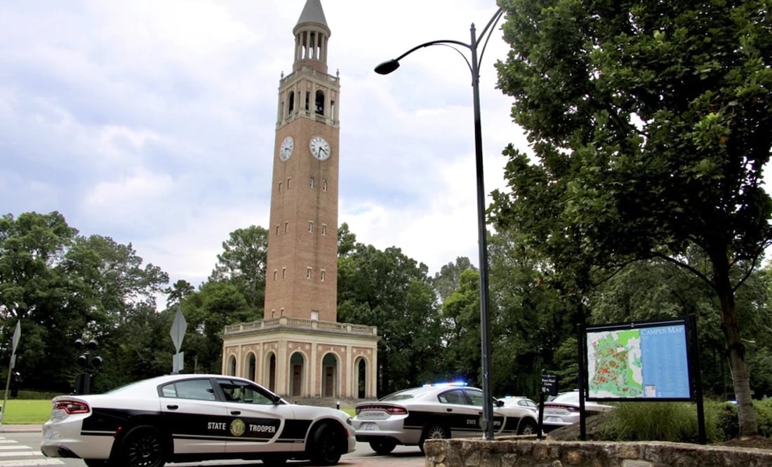 La policía responde a una denuncia de que había una persona armada en el campus de la Universidad de Carolina del Norte en Chapel Hill, 28 de agosto de 2023. Foto: AP