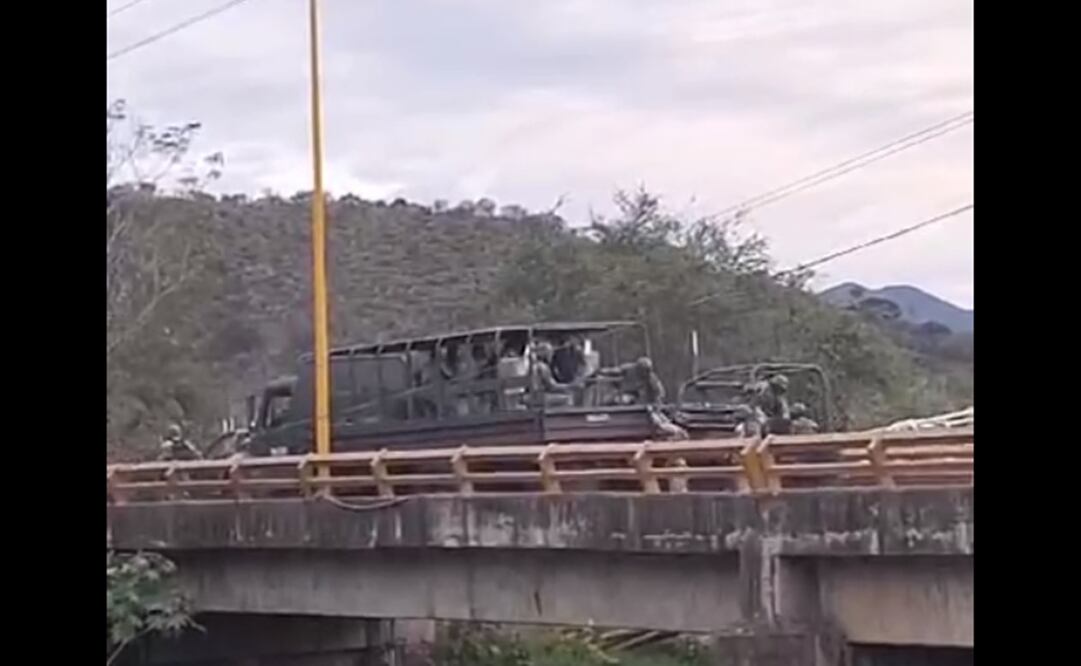 Un fuerte operativo de elementos del Ejército Mexicano llegó desde este domingo a Coalcomán. Foto: Captura
