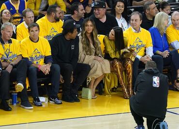 Beyoncé empuja a mujer que coquetea con su esposo Jay-Z