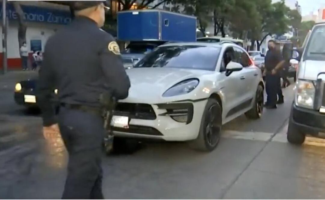 Los efectivos observaron a un hombre al interior de un vehículo de alta gama color blanco. Foto: Especial 