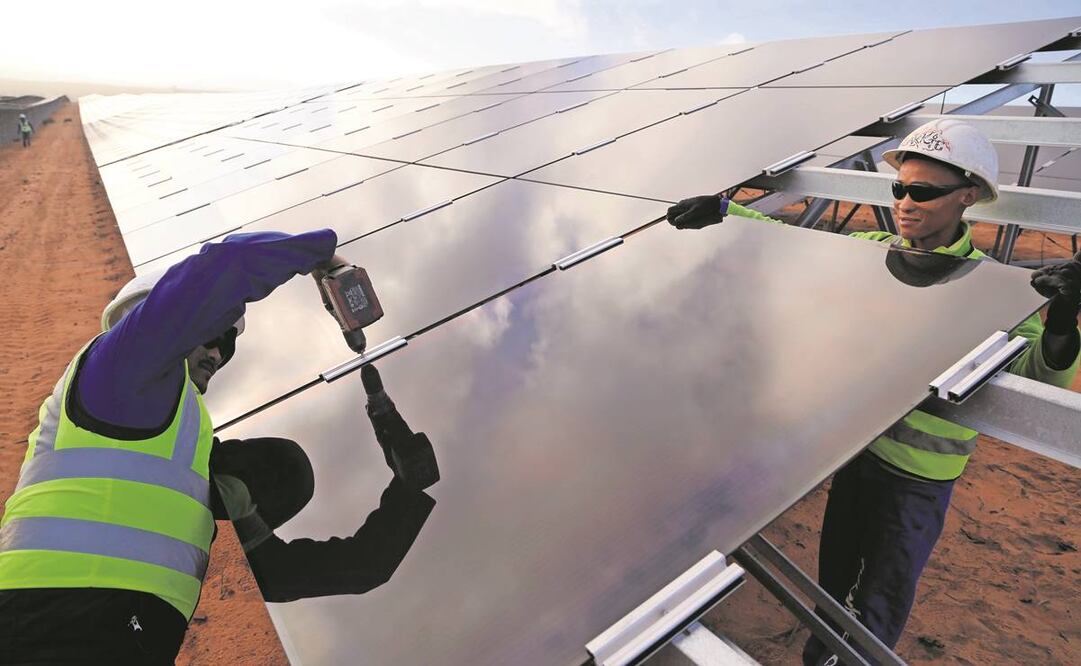 En el corto plazo no se debe restar valor a los esfuerzos para invertir en energía renovable y mayor eficiencia energética, consideró el Fondo Monetario Internacional. Foto: SCHALK VAN ZUYDAM. AP