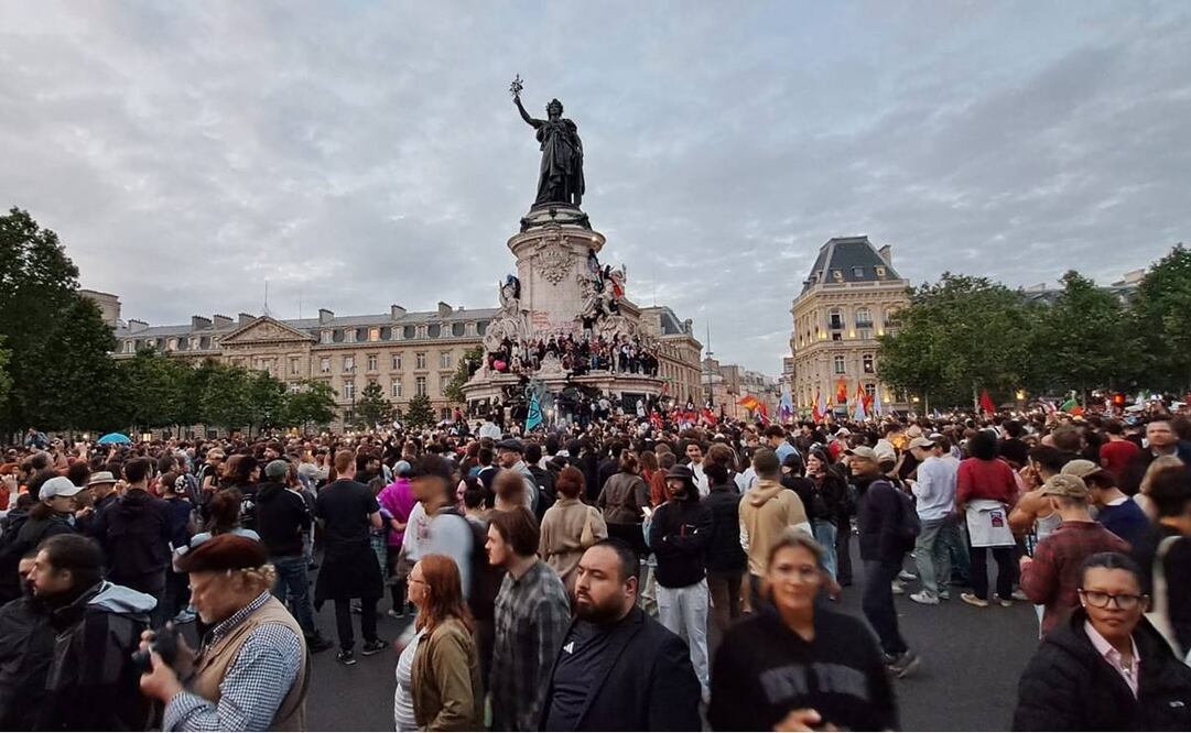 En un ambiente festivo, entre bailes y gritos, los franceses, muchos de ellos jóvenes, llegaron a esta plaza que se ha convertido en símbolo de la lucha de la izquierda, que este domingo ganó mayoría simple. Foto: Inder Bugarin/Enviado / EL UNIVERSAL