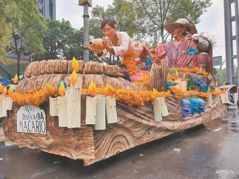 Capitalinos viven con alegría desfile de muertos