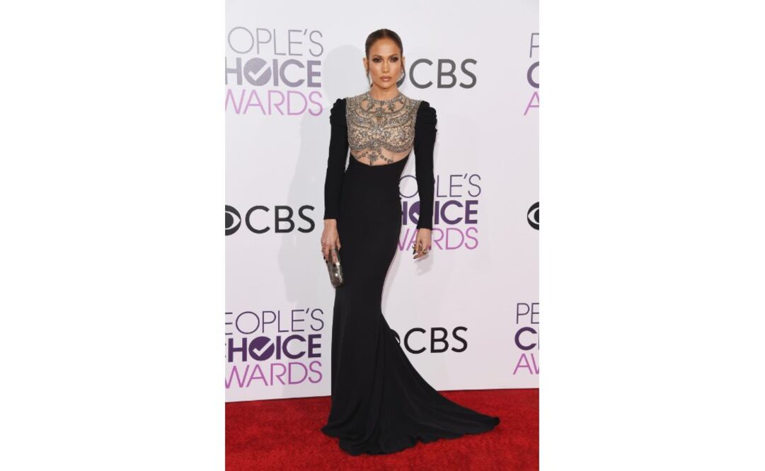 Jennifer Lopez. La actriz y cantante, de 47 años, deslumbró en la alfombra roja con un vestido negro ajustado de la diseñadora Reem Acra. 